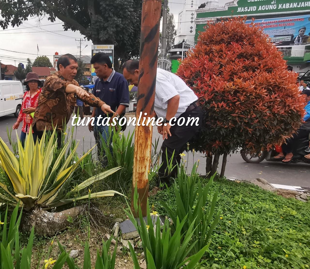 Bupati Karo Terkelin Brahmana SH menyaksikan Kepala Bidang Pertamanan  dan Lampu Jalan Dinas PUPR Baron Kaban sedang melakukan pengukuran taman jalan bersama stafnya