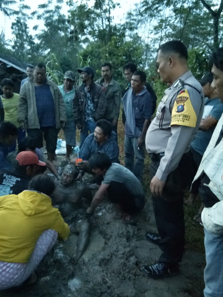 Gejab Tarigan saat dimandikan lumpur oleh warga saat dirinya paska disambar petir