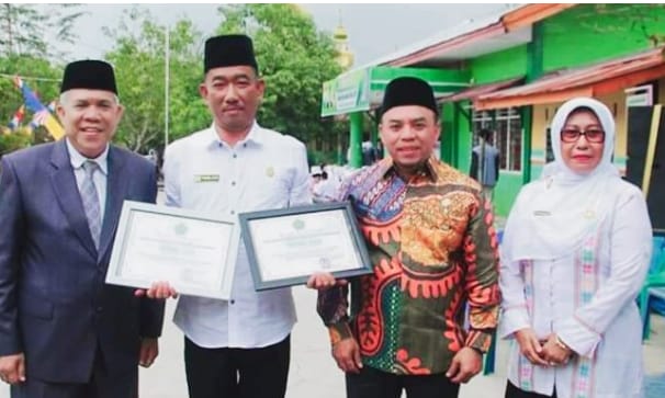 Guru MAN Rantauprapat Dapat Penghargaan dari Bupati