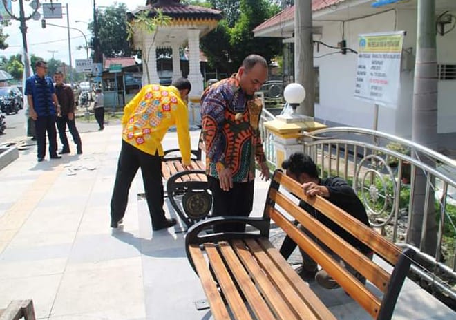 Bupati Labuhanbatu Tinjau Pemasangan Kursi Taman