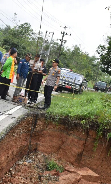 Kapolres Kampar Tinjau Jalan Amblas di KM 91