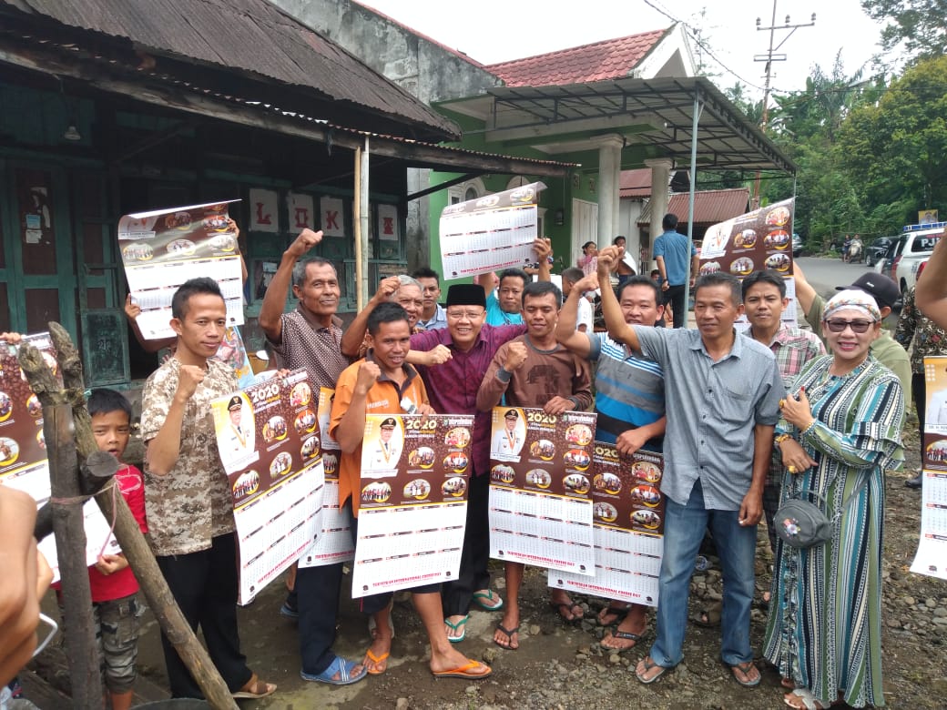 Berbaur di Palak Curup Gubernur Rohidin Makan Durian Bersama Masyarakat