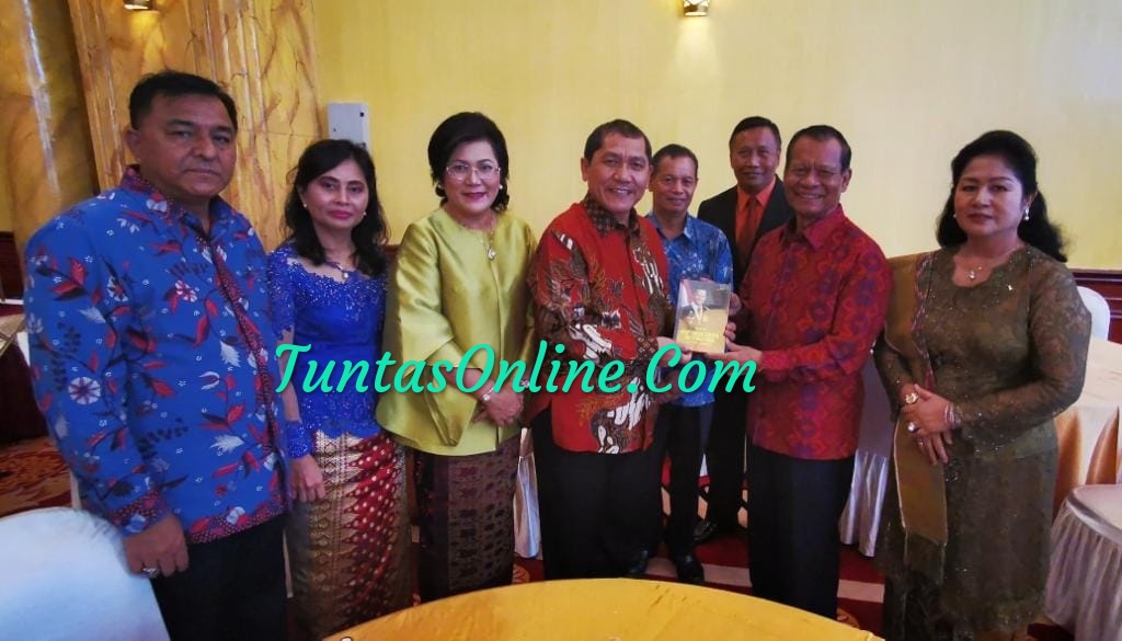 Amir Sembiring Serahkan Buku Biografi untuk Bupati Karo