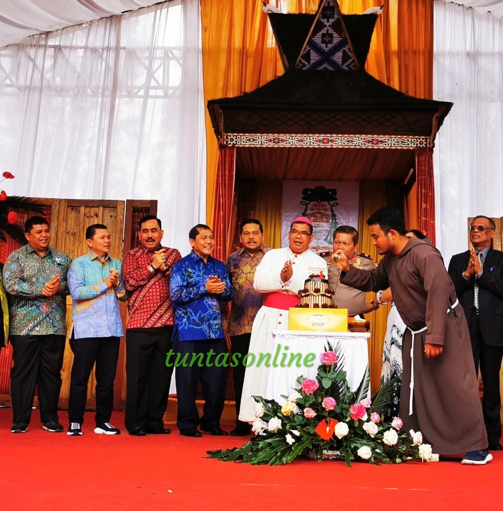 Ribuan Umat Katolik Ikuti Perayaan Ekaristi