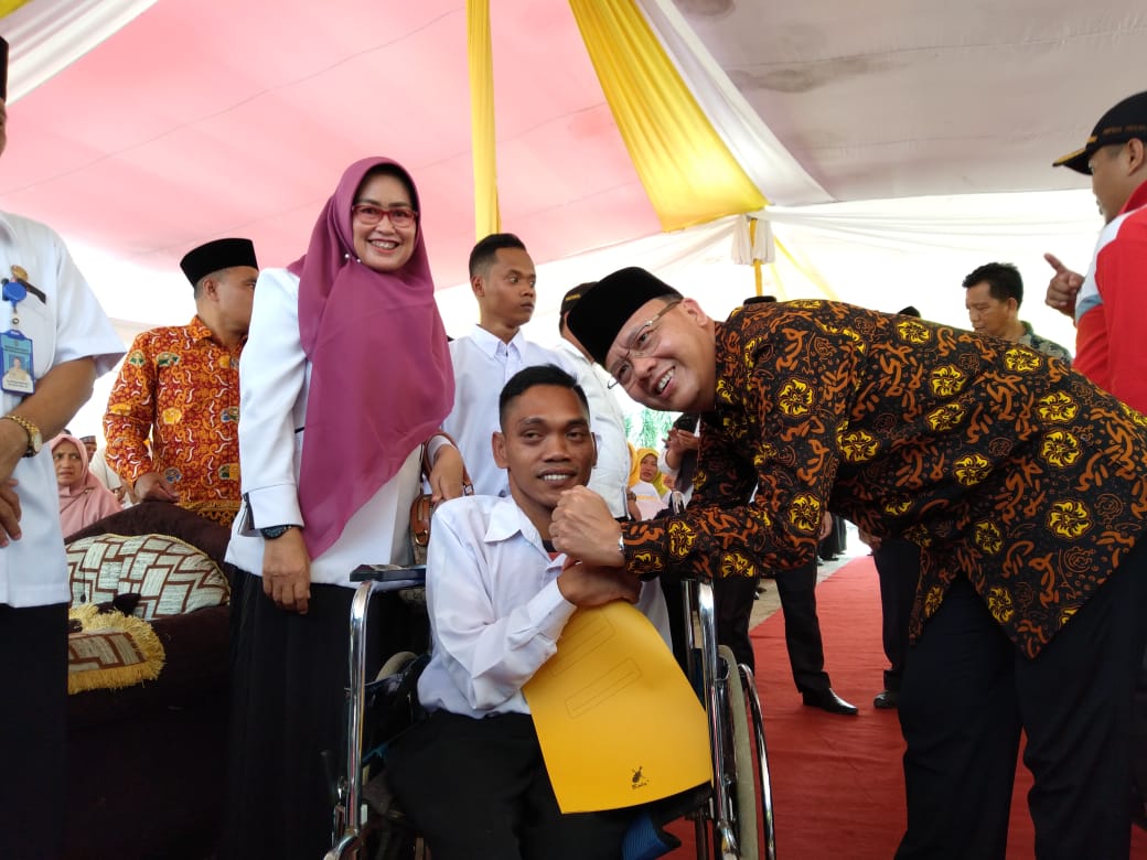 Terima SK dari Gubernur Rohidin GTT Penyandang Disabilitas Luapkan Kebahagiaan dan Haru