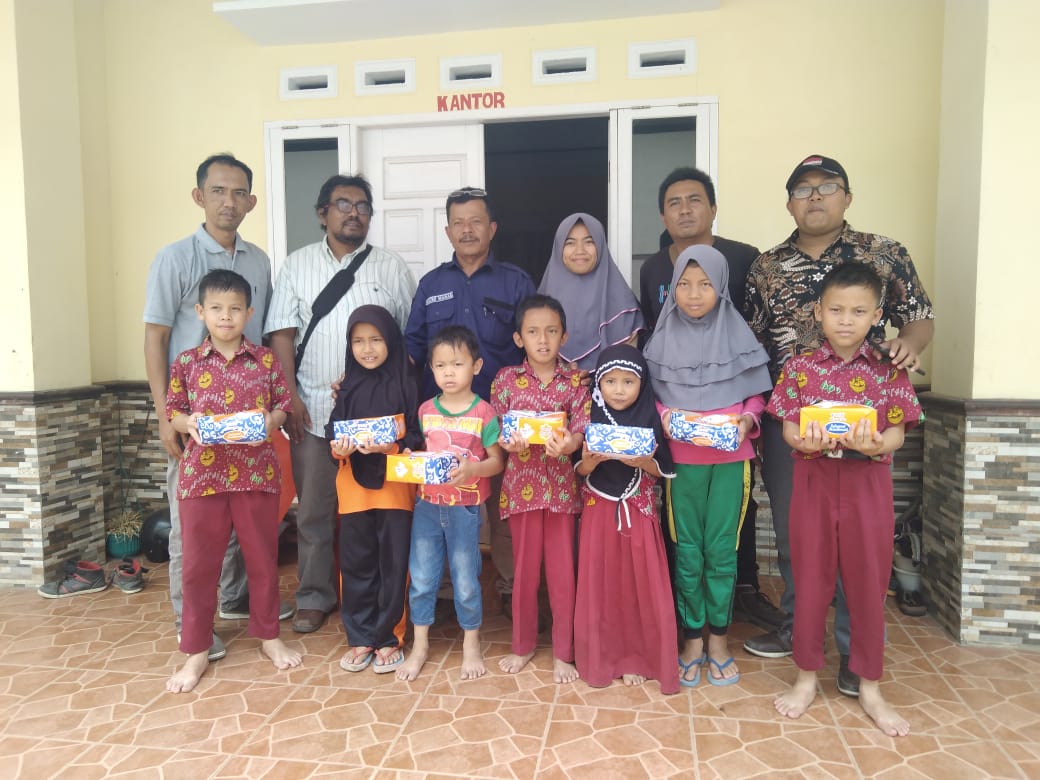 Peringati Hari Pers Nasional Wartawan RL Bagikan Nasi Kotak 