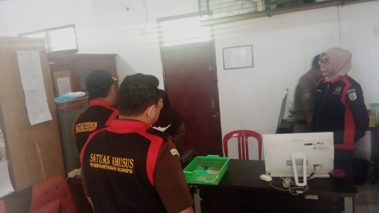 Tim Pidsus Kejari Geledah Kantor Satpol PP Kota