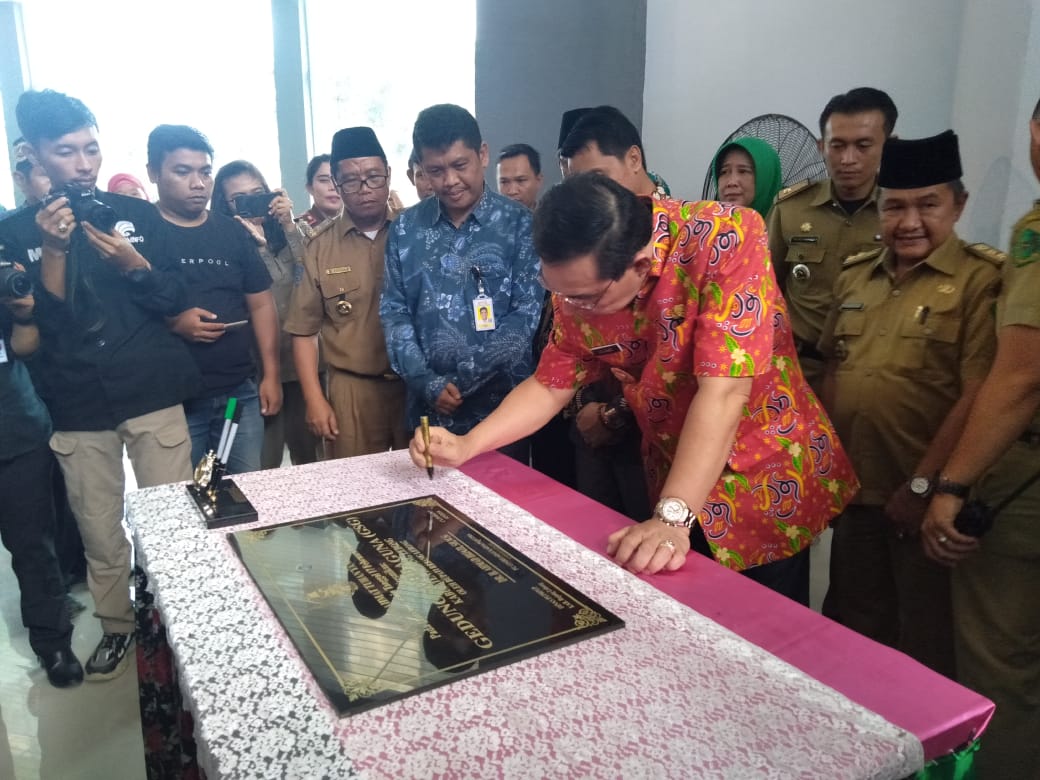 Bupati Hijazi Resmikan Gedung Serbaguna dan Pasar Kuliner