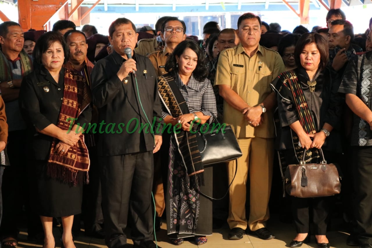 Bupati Karo Terkelin Brahmana SH bersama Wakil Bupati Karo Cory seriwaty br Sebayang didampingi sejumlah OPD Memberikan kata penghibur bagi keluarga almarhuma Pt dr Hartawaty br Tarigan kadis PPPA Kabupaten Karo di Jamburta Ras Berastagi