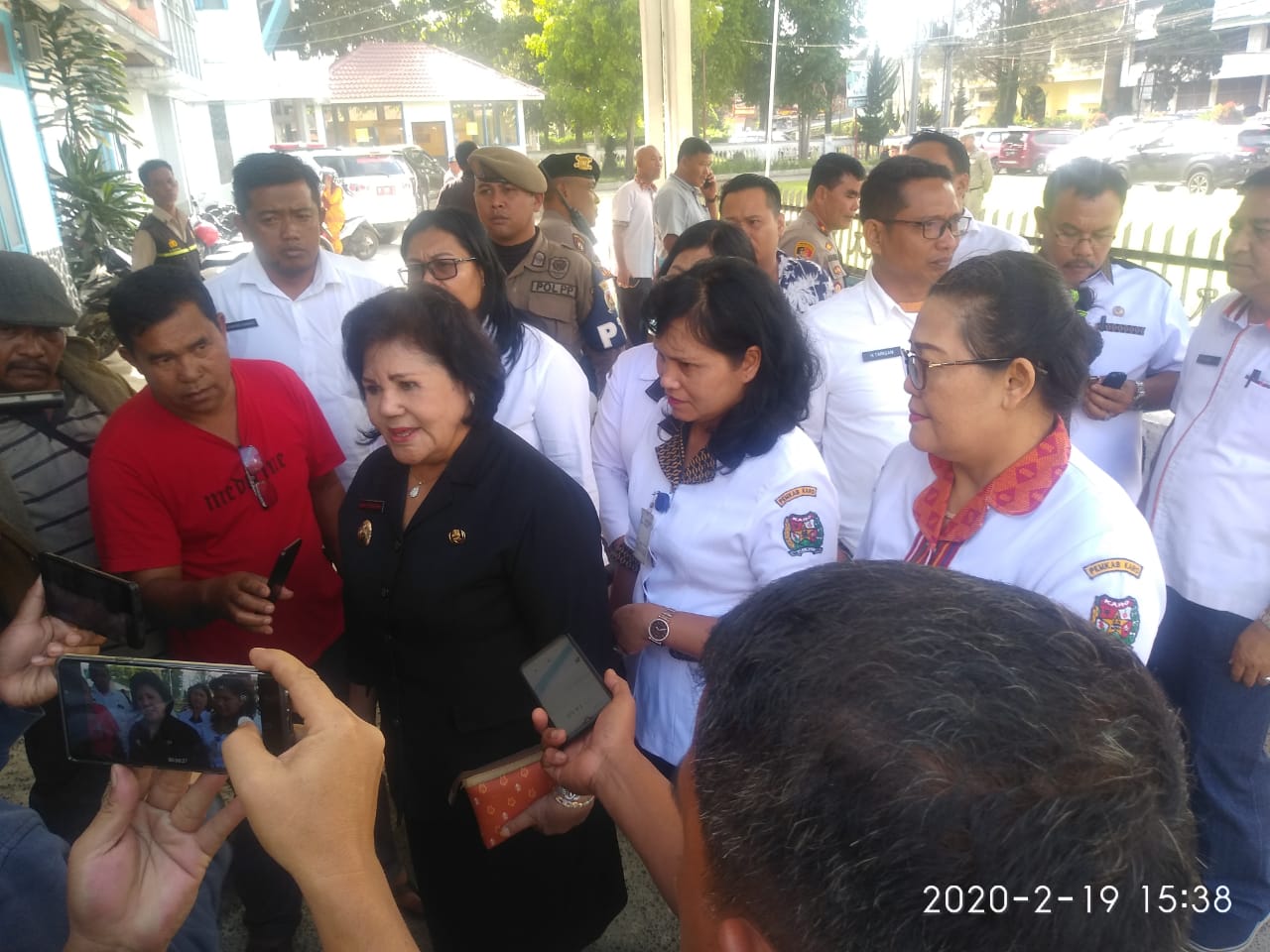 Wakil Bupati Karo Cory Sebayang saat memberikan Komentar kepada wartawan disela sela menjenguk Kanit II Narkoba di RSUD Kabanjahe