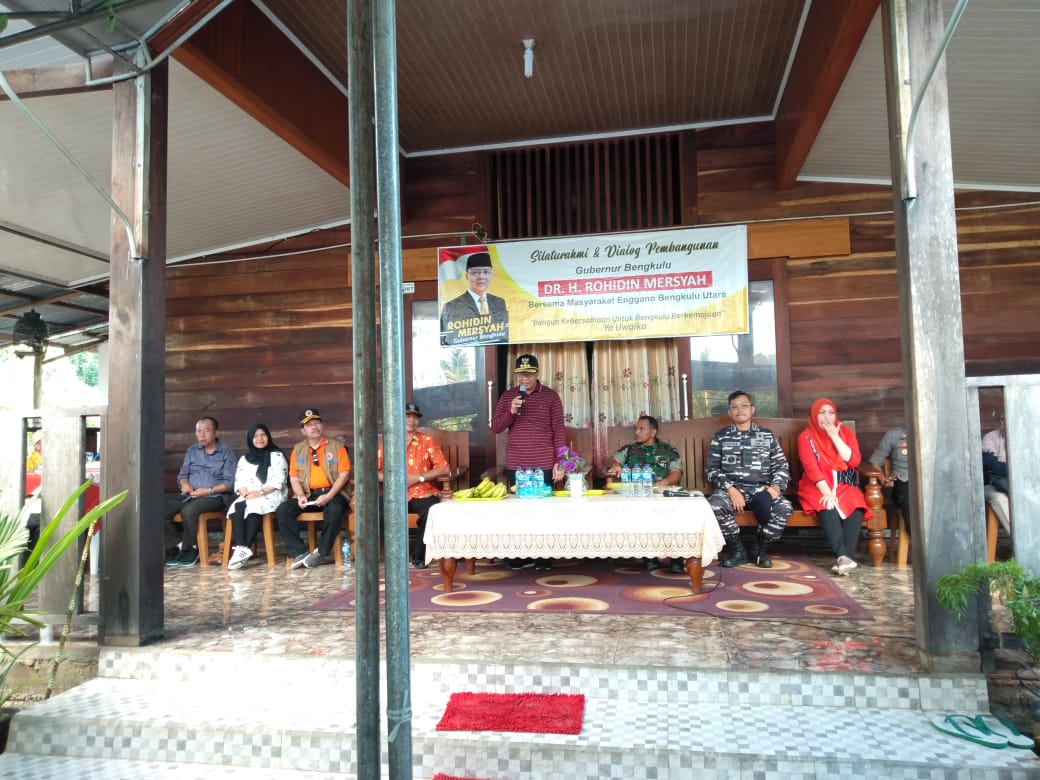 Kunjungi Desa Kahyapu Enggano Gubernur Rohidin Salurkan Bantuan kepada Nelayan