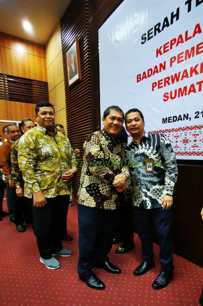 Bupati Karo Terkelin Brahmana, SH  dengan pejabat baru perwakilan BPK provsu Eydu Oktain Panjaitan SE MM Ak CA CSFA disela sela usai sertijab dan penyerahan memori akhir tugas dari pejabat lama kepada pejabat Baru