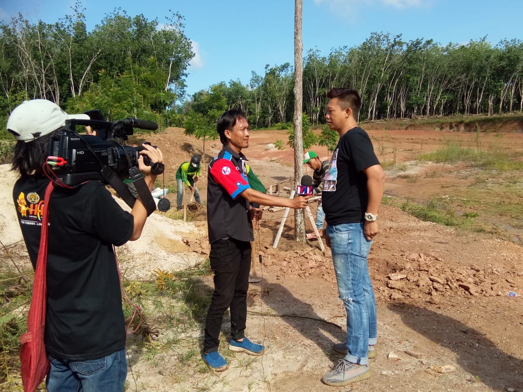 Anggota PWI Tubaba Gotong-royong Bersihkan Balai Wartawan