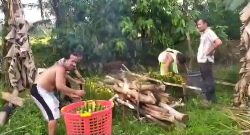Antusias Sambut Gubernur Rohidin Desa Selagan Raya Sajikan 2000 Batang Lemang