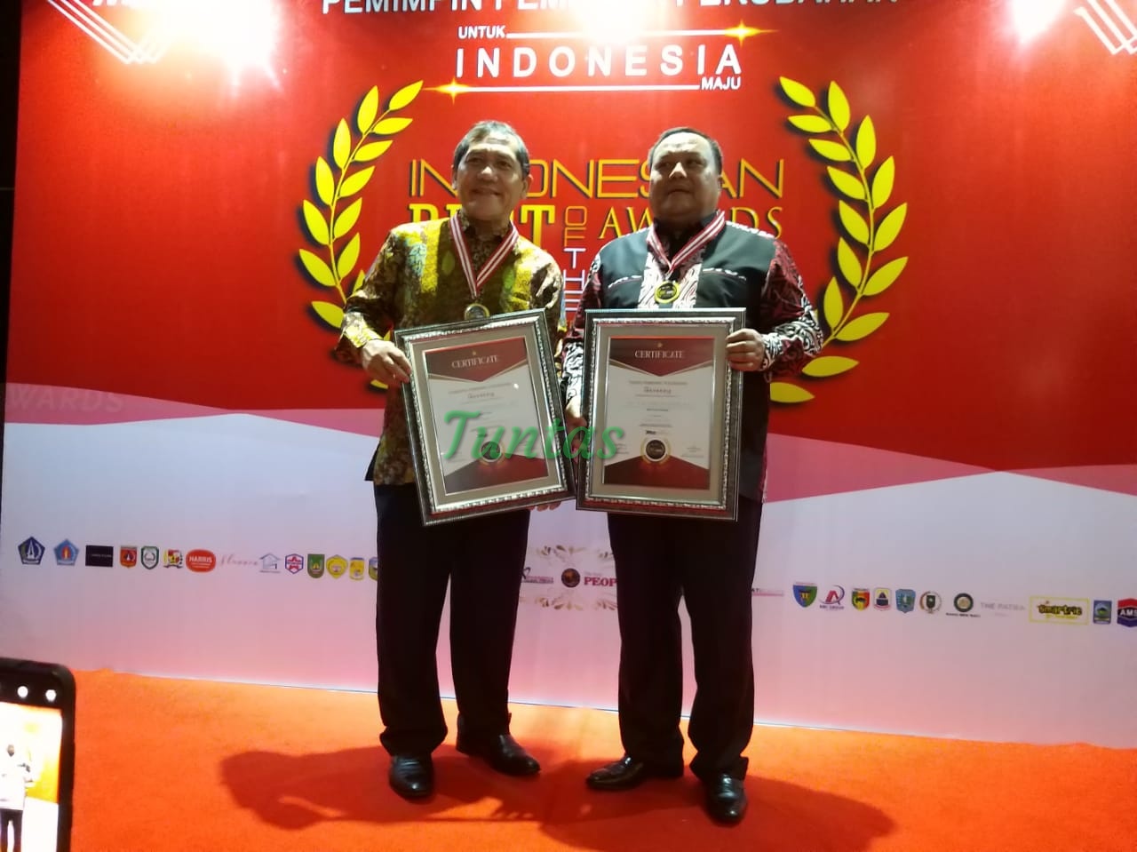 Sesmenkop dan UKM menyerahkan piagam penghargaan kepada Bupati karo Terkelin Brahmana SH MH sebagai Bupati terbaik tingkat kabupaten mewakili sumut Se-Indonesia versi Seven Media Asia Mecidu di Bali Denpasar