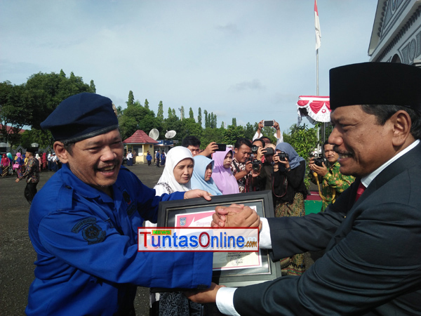 Tampak Bupati Bengkulu Utara Ir.Mian Memberikan Penghargaan