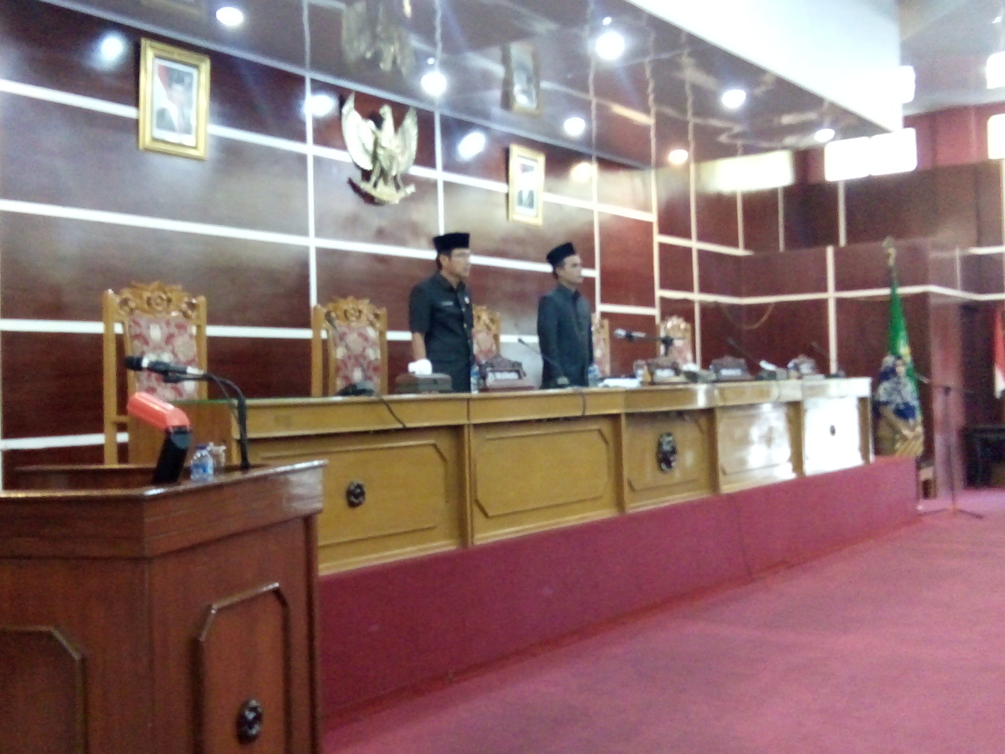M Husni Selaku Perwakilan Pj Walikota dan Teuku Zulkarnain Selaku Pimpinan Rapat