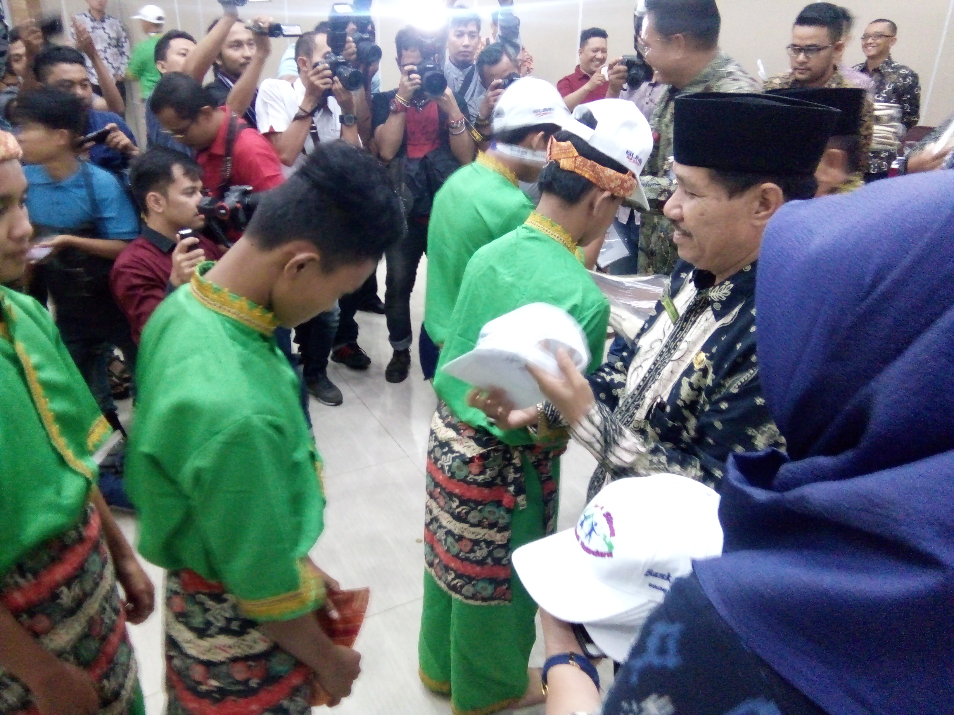 Pemasangan Topi Secara Simbolis Oleh Rusdi Bakar