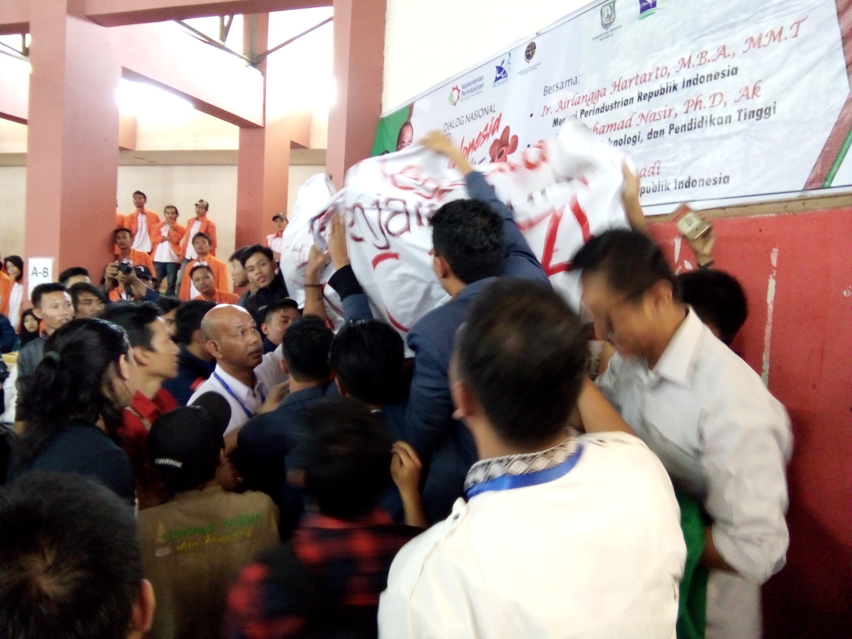 Mahasiswa Sempat Membentangkan Spanduk yang Akhirnya Dirampas