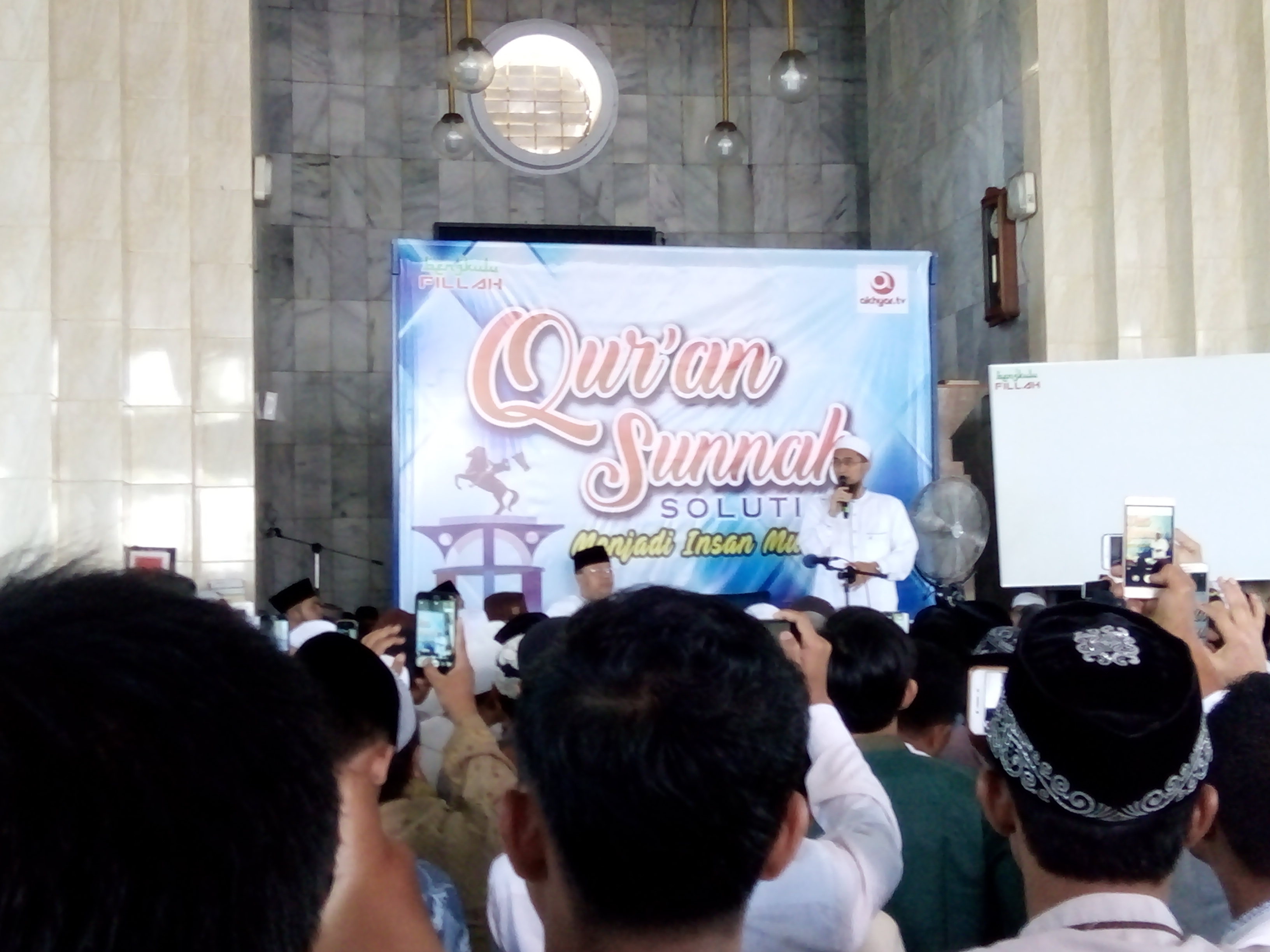 Tampak Ustadz Adi Hidayat Sampaikan Tausiyah