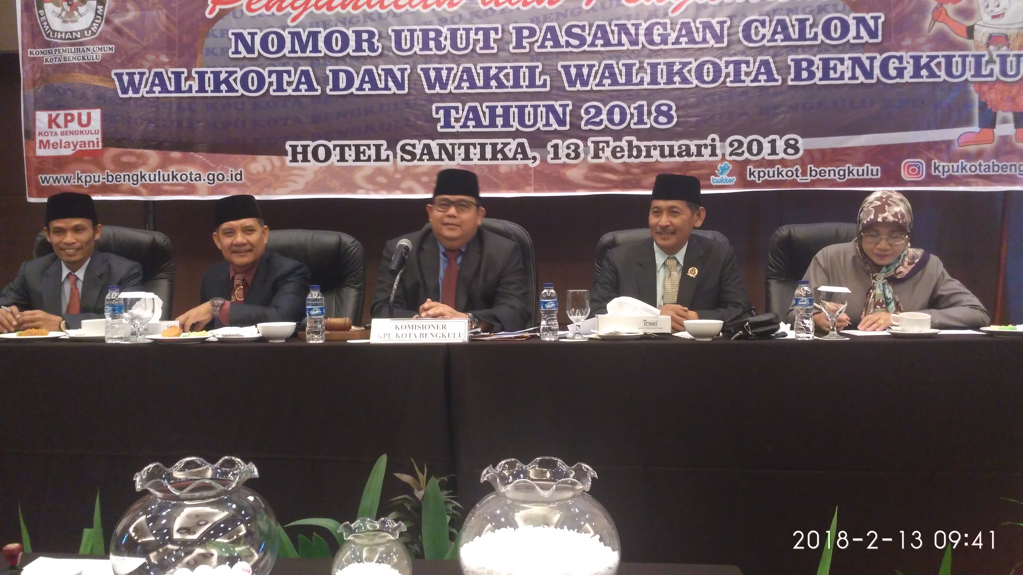 Ketua KPU Darliansyah Memimpin Rapat Pleno Penetapan Nomor Urut Paslon