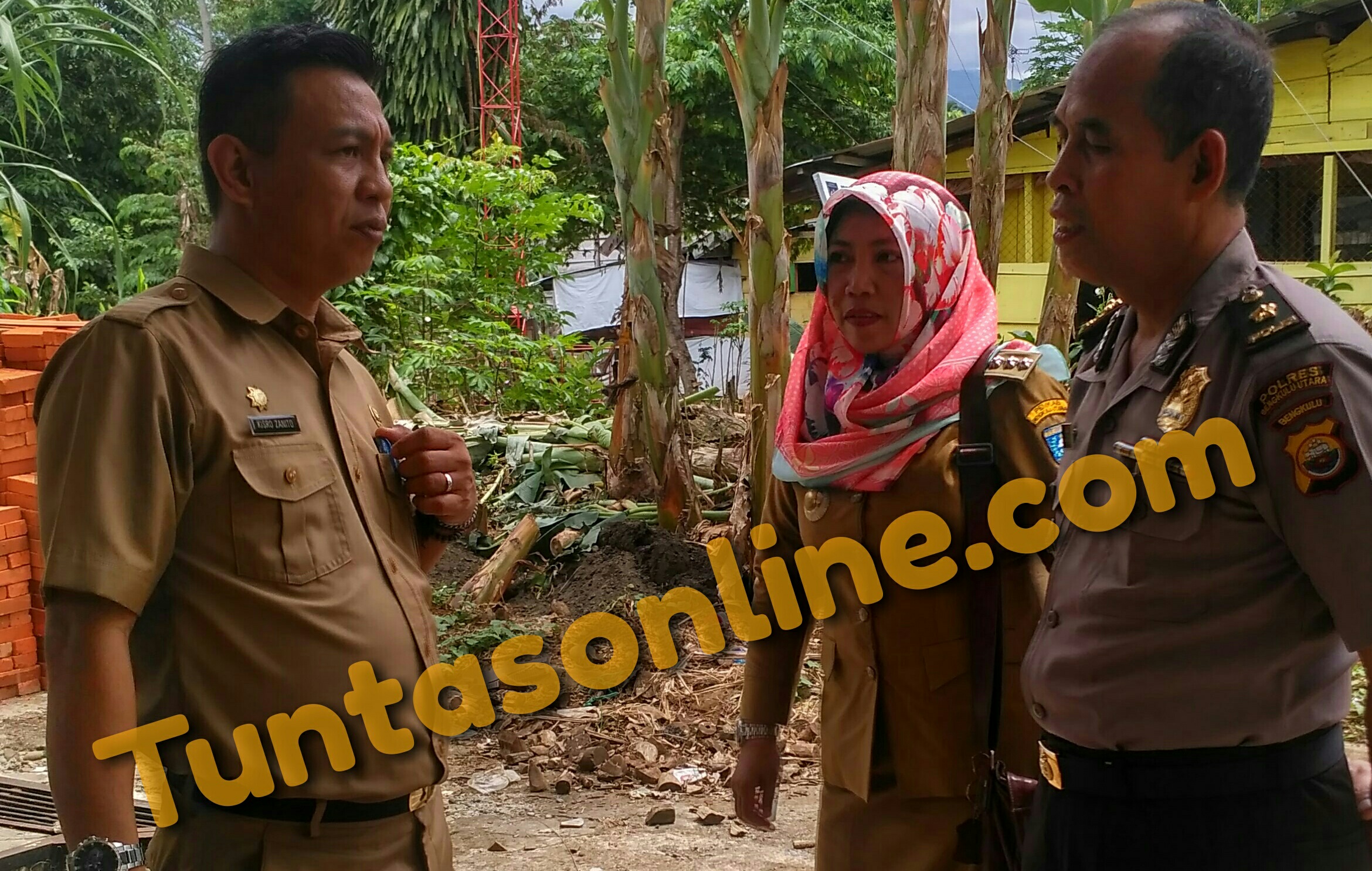 Kepala BPKAD BU Drs.H.Kisro Zanito MM Tampak Serius memantau Acara Lelang