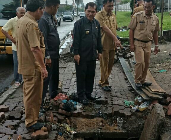 Bupati Karo saat meninjau Lokasi Gorong-Gorong