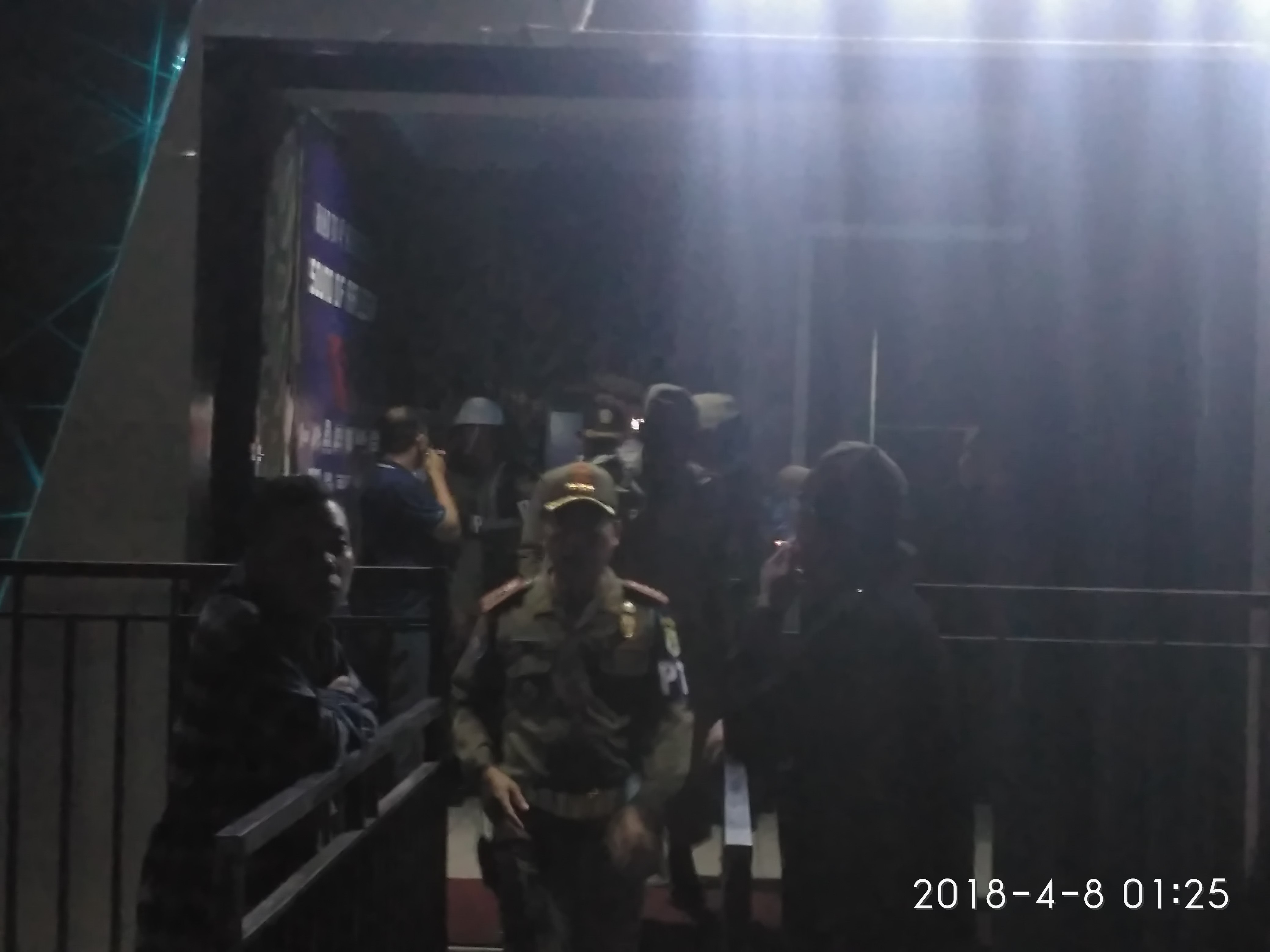 Tampak Satuan Pol PP dan PM merazia Salah satu tempat Hiburan Malam