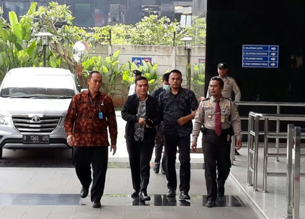 Tampak Bupati Bengkulu Selatan DIrwan Mahmud didampingi petugas KPK tiba di Kantor KPK