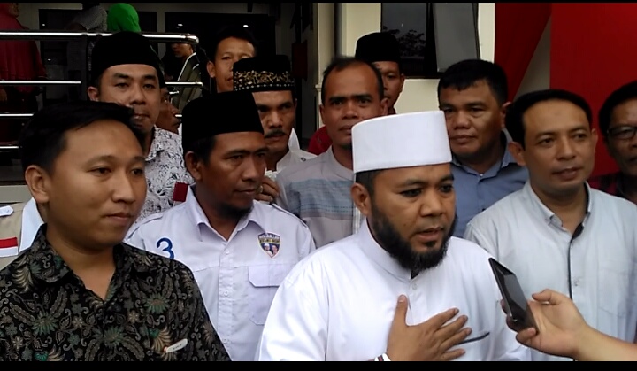 Tampak Helmi Hasan Tiba di Bandara Bengkulu