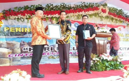 Plt Gubernur Bengkulu Serahkan Piagam Kepada Bupati Kaur