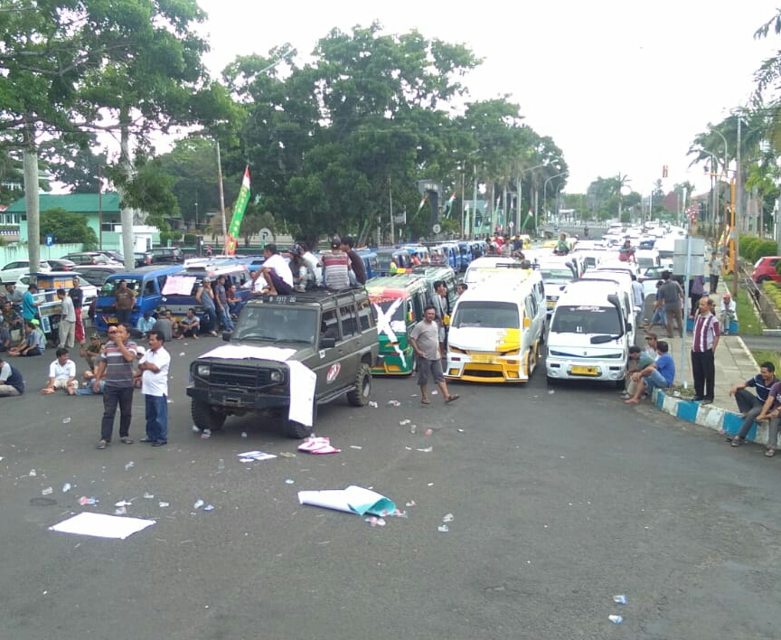 Tampak Ratusan Massa Kepung Kantor Gubernur