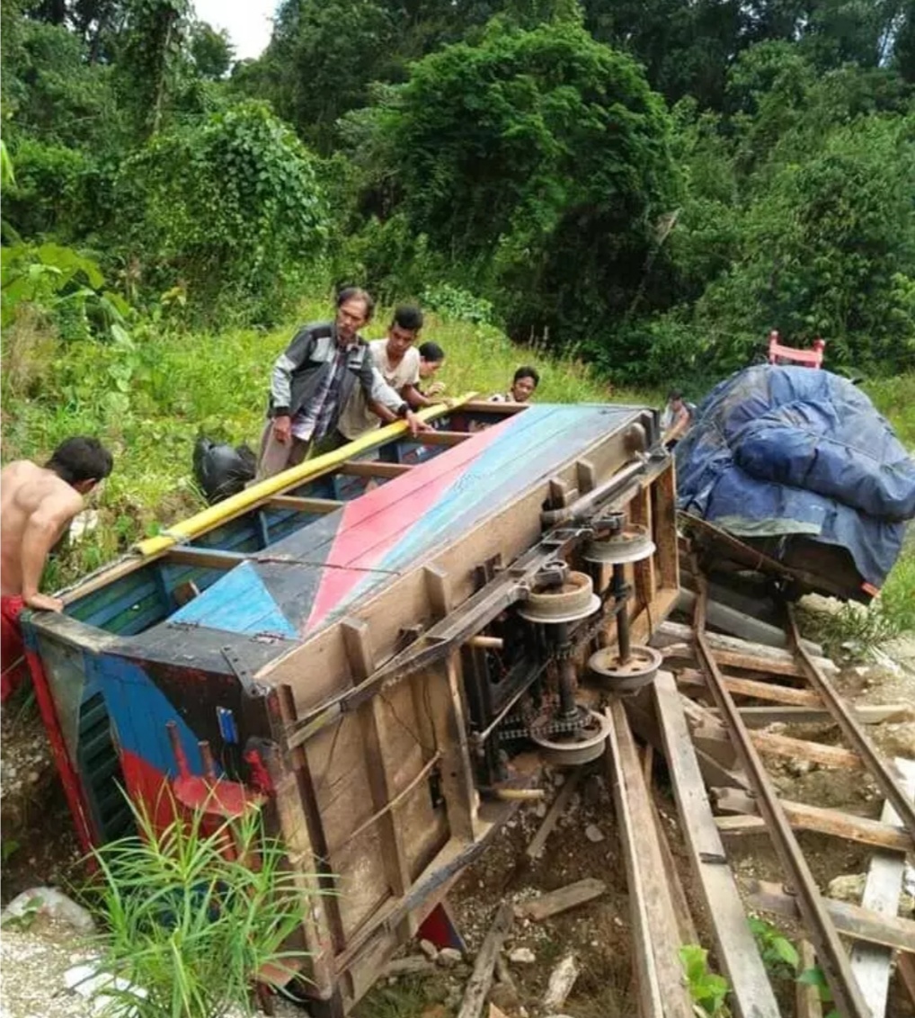 Alat Transportasi Molek terguling