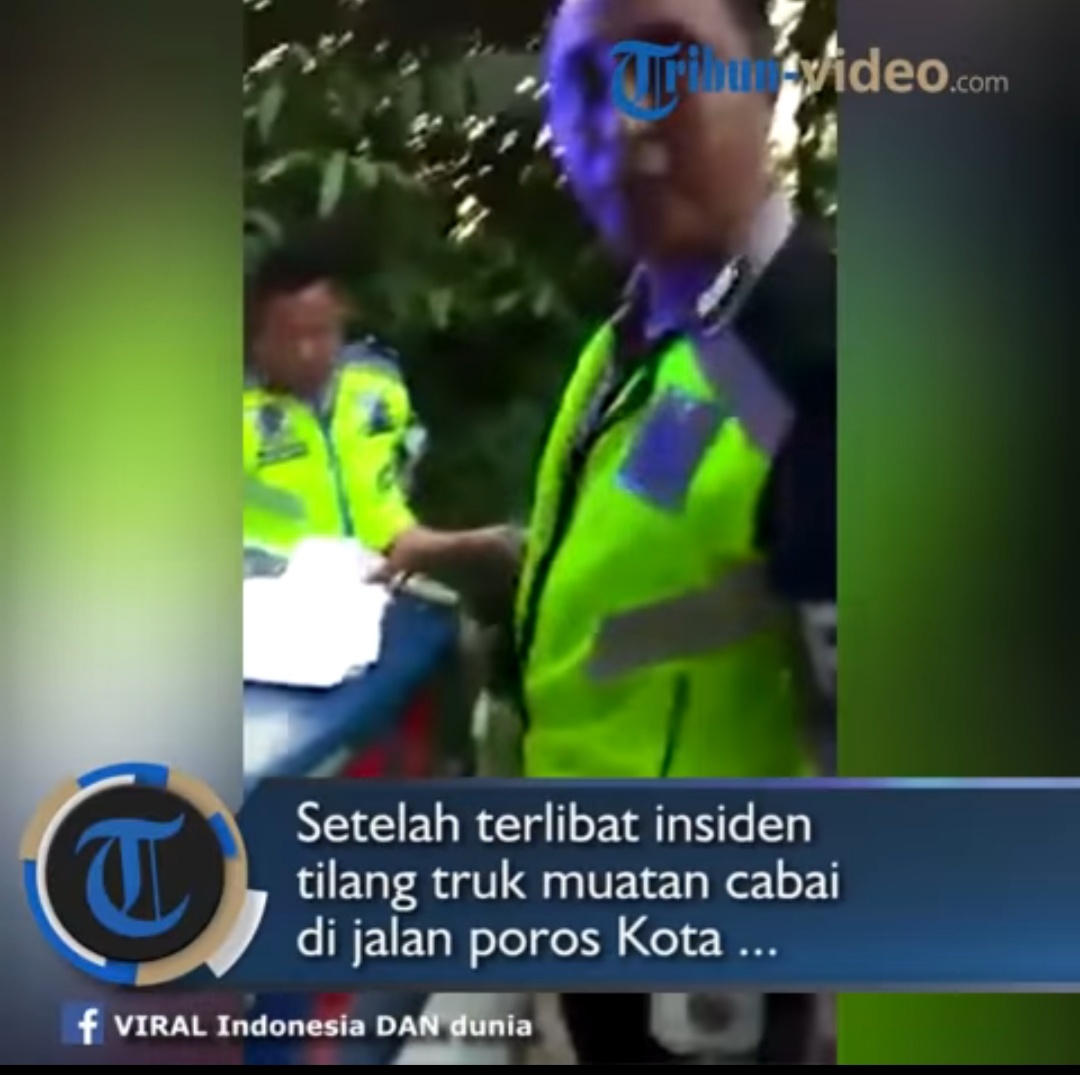2 Oknum Ditlantas Polda Kaltim saat menilang Supir Truk