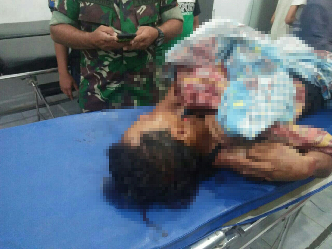Mayat Algopur (35) korban pembunuhan di desa Rambah Tampu, terbujur kaku di ruang puskesmas lau baleng.