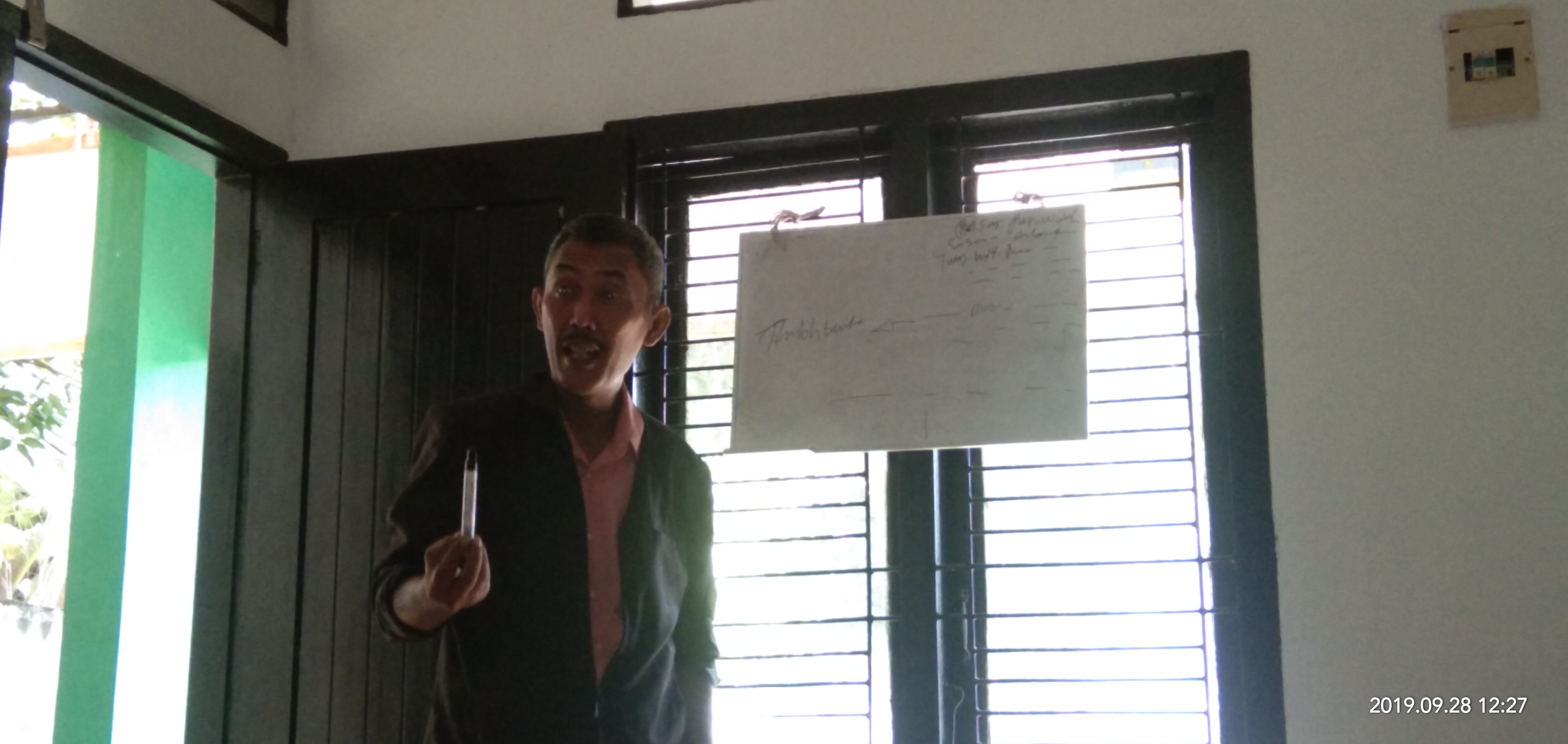 Narasumber Pelatihan Jurnalistik Cik Ben