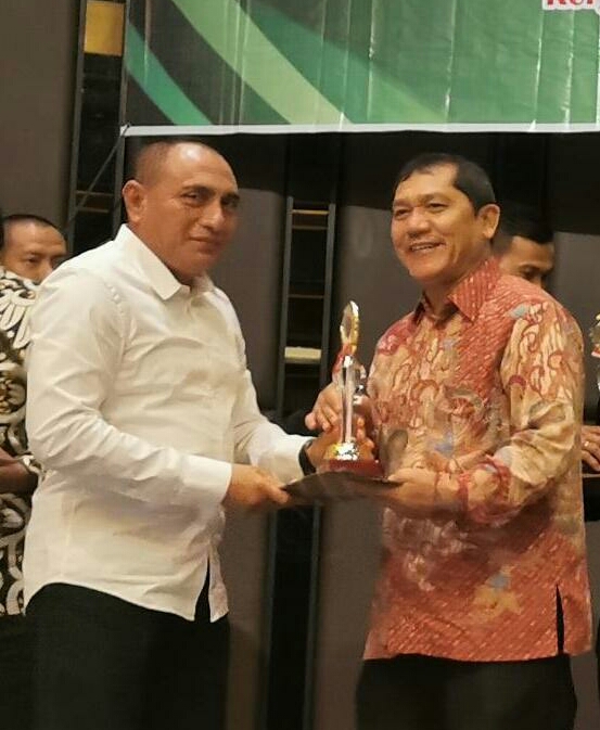 Gubsu Edy Rahmayadi menyerahkan penghargaan kepada Bupati karo Terkelin Brahmana SH terkait  TPID Berprestasi di Hotel polonia Medan