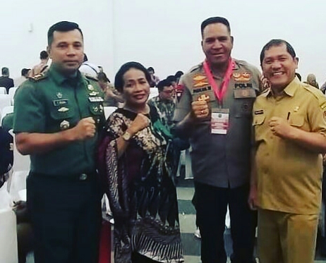 Bupati Karo Terkelin Brahmana foto bersama kapolda Papua Irjen Pol  Paulus Waterpou Ketua DPRD Karo Iriani Tarigan Dandim 0205/TK Letkol Inf Taufik Rizal usai menghadiri acara acara Rakornas Indonesia Maju Pemerintah Pusat dan Forkopimda di Sentul Jawa Barat