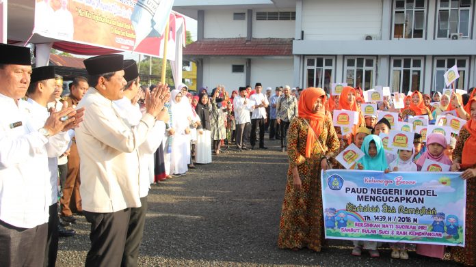 Tampak Bupati Ir.Mian serta Wabup dan Sekda Melepas para peserta Pawai