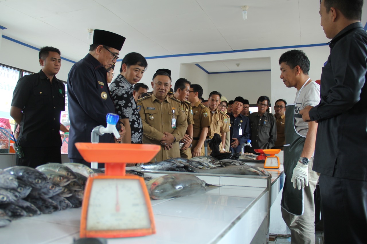 Tampak Sekprov menghadiri peresmian Pasar ikan