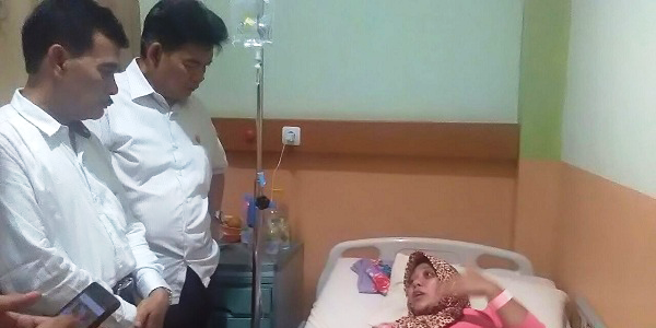 Ketua Komisi III Saat mengunjungi Korban Penganiayaan Guru