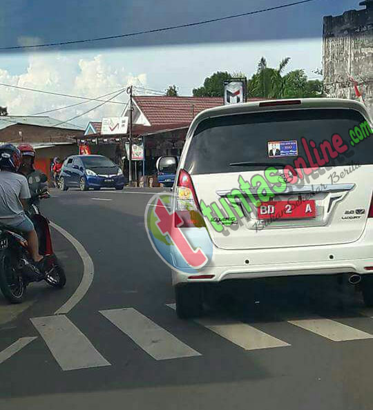 Wow Mobil Dinas Ketua DPRD dipasang Stiker Pribadi