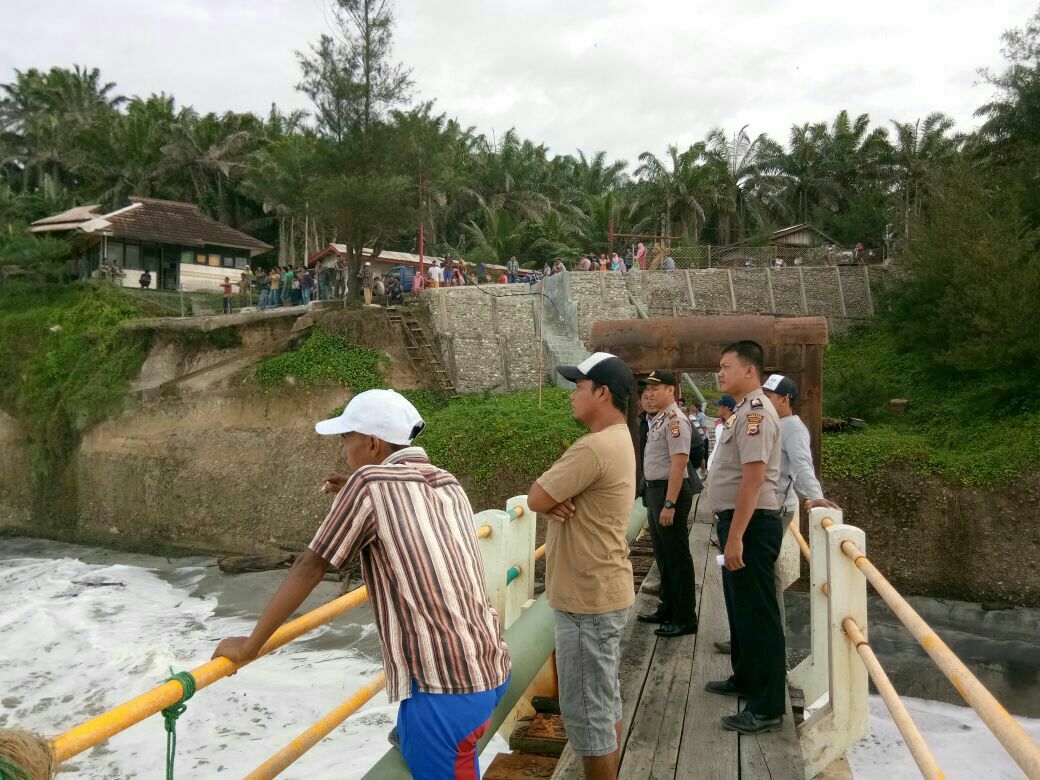 Nelayan Tergulung Ombak Saat Berlayar
