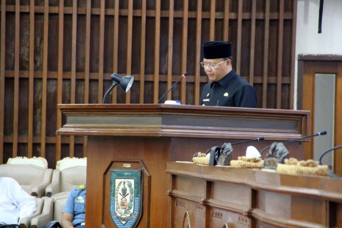Plt Gubernur Bengkulu Rohidin Mersyah saat Menyampaikan 2 Raperda 