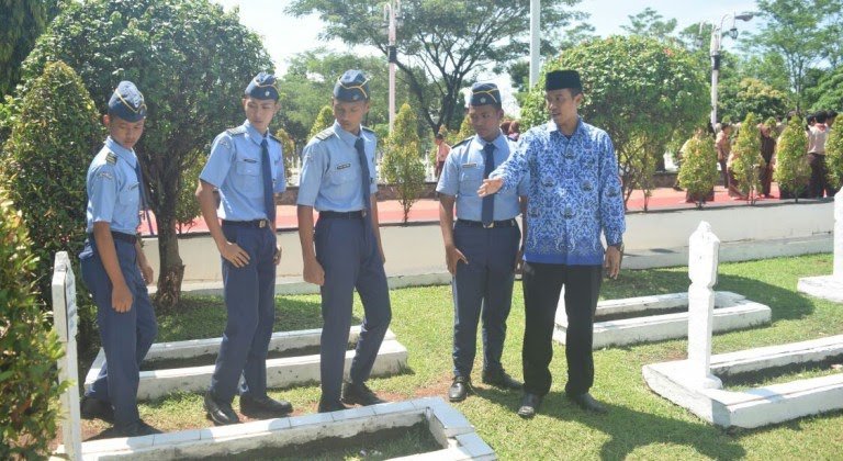 Tampak murid SMKN Taruna Sakti Sedang Ziarah  