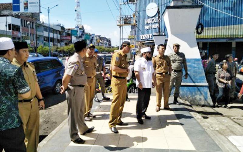 Walikota H Helmi Hasan SE bersama Dinas PUPR Kota di Kantor BPRS simpang Kebun Geran Jalan Soeprapto, Senin (7/8/2017)