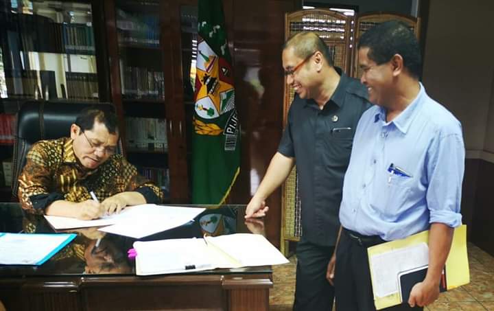 Bupati Karo Terkelin Brahmana menandatangani SK pemberhentian Dirut PDAM Tirta Malem Kabupaten Karo dan pengangkatan Plt Willem Peranginangin di ruang kerja bupati.