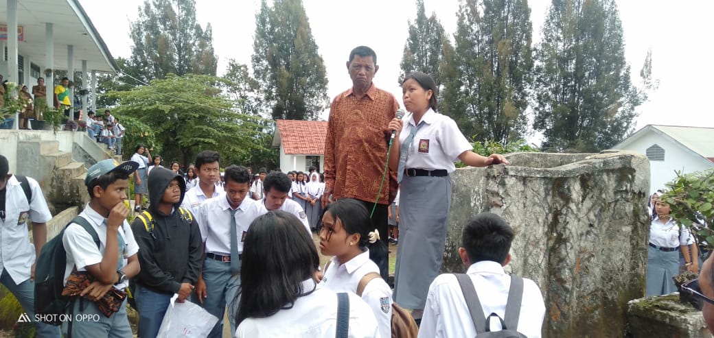 Saat ratusan Siswa SMA Negeri 1 Tiganderket melakukan orasi di halaman sekolah