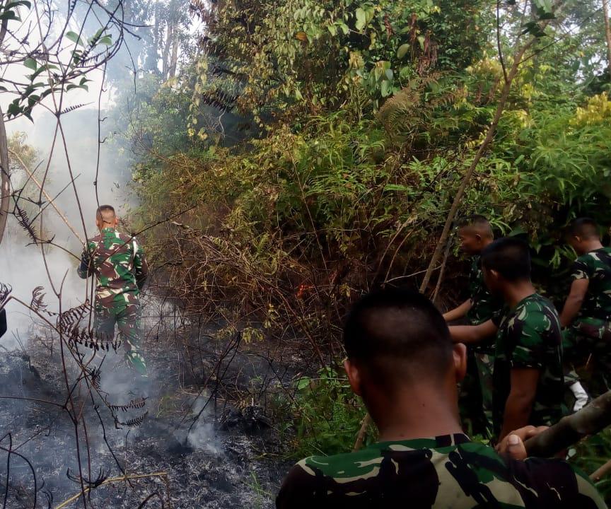 Personil Kodim 0313/KPR Bantu Padamkan Api Kebakaran