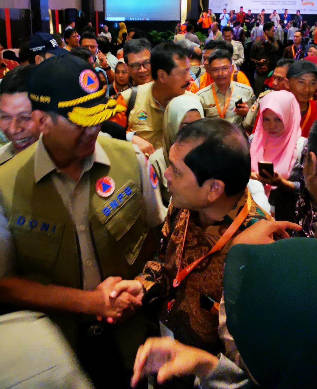 usai acara kepala BNPB letjen TNI Doni Monardo ditemani Bupati karo Terkelin Brahmana SH